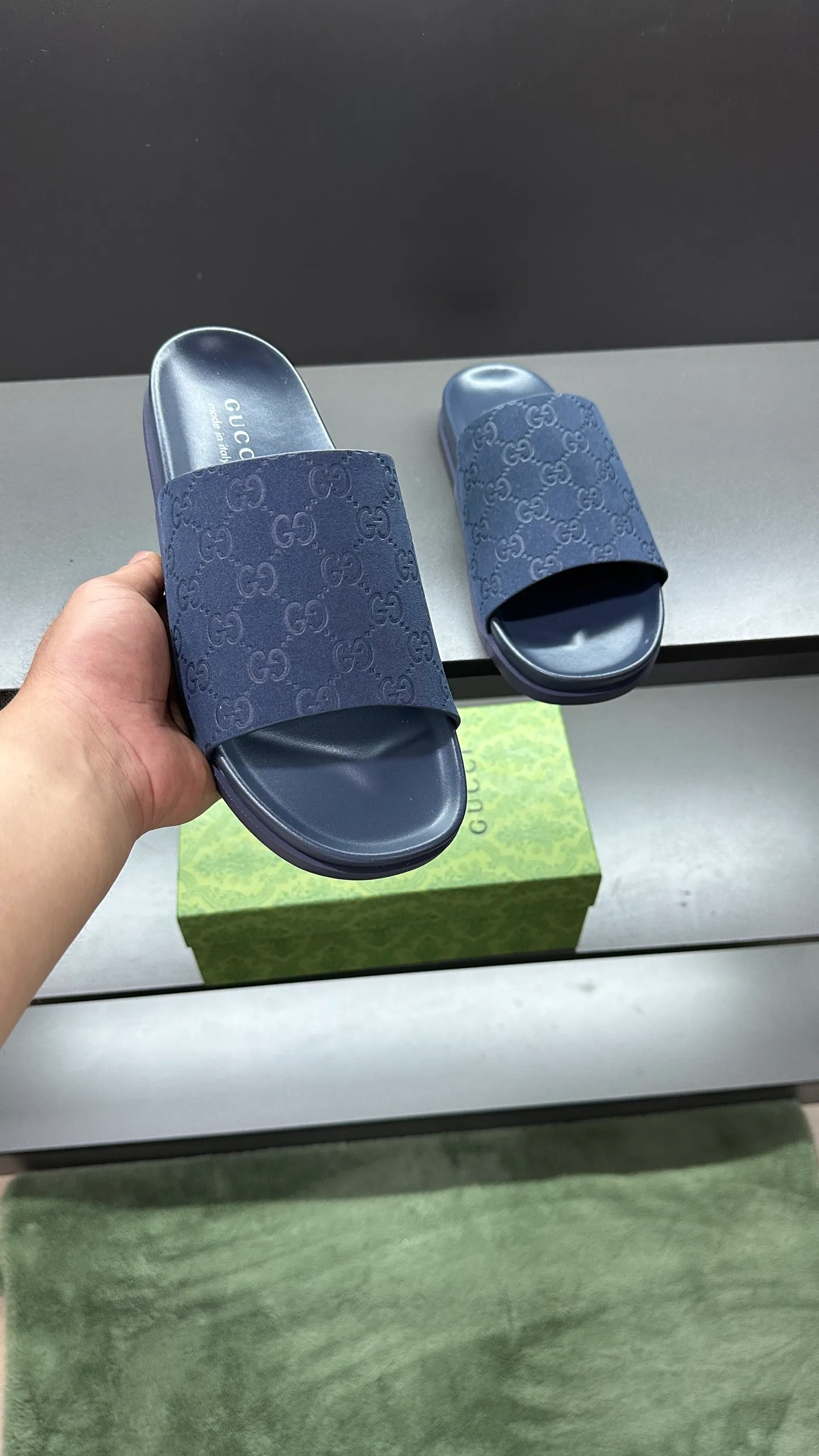 [G Home New Style] P: 300💰Men's size 39~45, (46. Customized) This slipper is made of GG polyester fiber and is decorated with a Gucci label on the front, which adds a striking logo feel to the style. "Gucci Made in Italy" stamped label Rubber sole Flat Made in Italy
